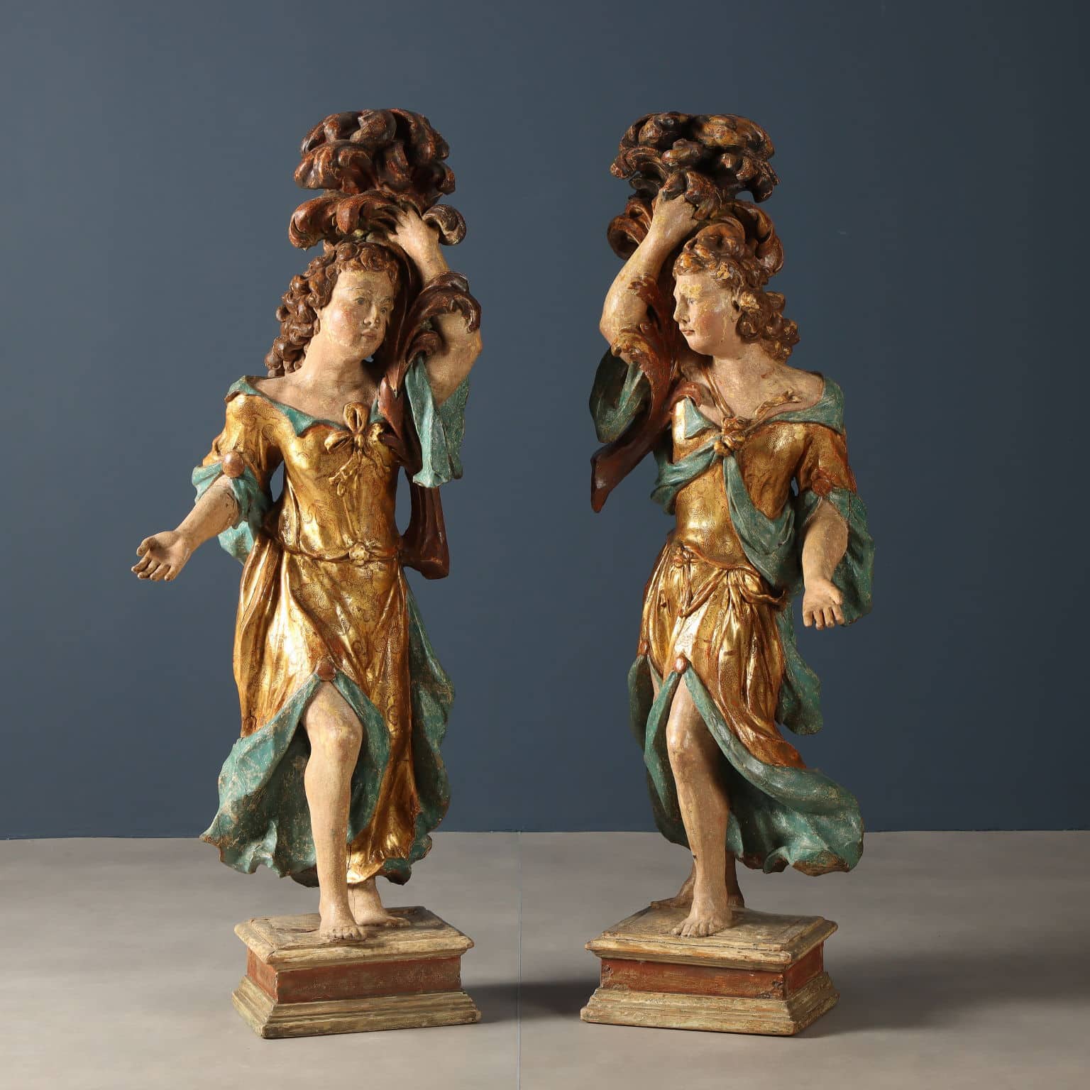 Coppia di figure con cornucopia Legno di tiglio intagliato dipinto e dorato